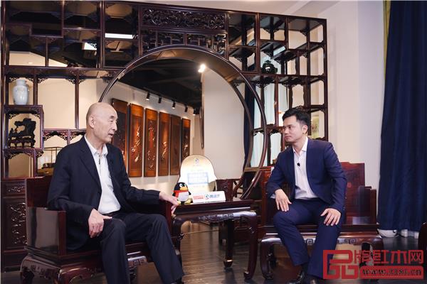 泰和園創始人邵湘文大師(左)做客騰訊家居紅木《大咖之聲》,與品牌紅木創始人、騰訊家居紅木總編林偉華展開對話 泰和園創始人邵湘文大師(左)做客騰訊家居紅木《大咖之聲》,與品牌紅木創始人、騰訊家居紅木總編林偉華展開對話