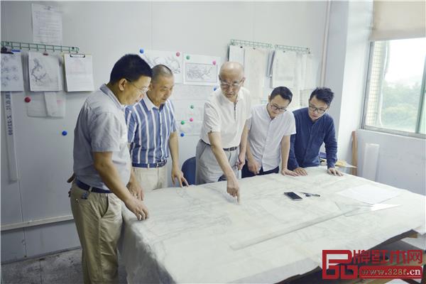 邵湘文大師(中)與設計團隊對梅花椅的設計反復推敲 邵湘文大師(中)與設計團隊對梅花椅的設計反復推敲