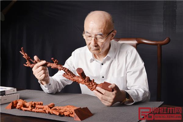 邵湘文大師對于作品的研發十分投入 邵湘文大師對于作品的研發十分投入