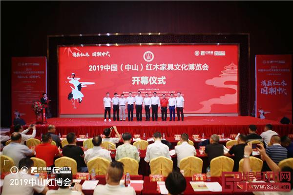 宋維明（右四）與一眾嘉賓為開幕式剪彩