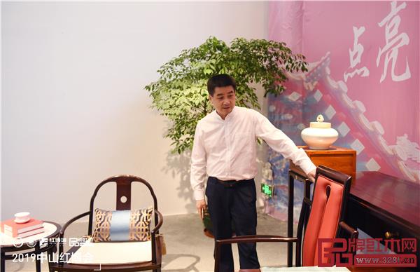 賀修虎參觀2019中山紅博會參展展商產品