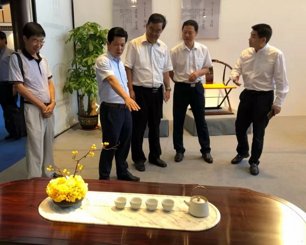 大涌鎮鎮長賀修虎(右一)、東成紅木董事長張錫復(左二)陪同國家林業和草原局森林資源管理司原副司長、國有林場GEF項目執行辦公室技術顧問張松丹、廣東省林業局副巡視員魏冰參觀東成紅木展館 大涌鎮鎮長賀修虎(右一)、東成紅木董事長張錫復(左二)陪同國家林業和草原局森林資源管理司原副司長、國有林場GEF項目執行辦公室技術顧問張松丹、廣東省林業局副巡視員魏冰參觀東成紅木展館