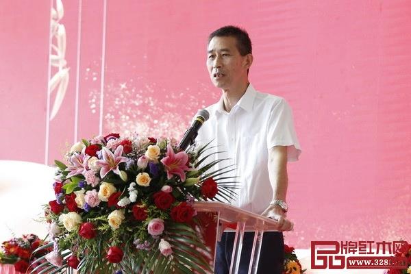 新興縣委書記唐誼致辭