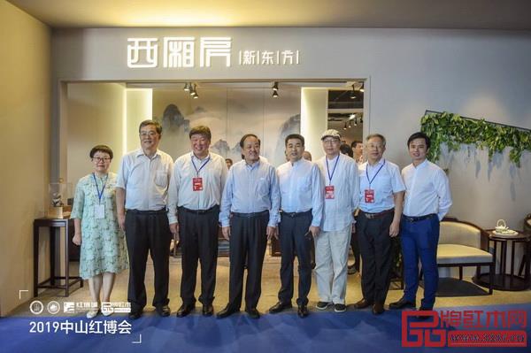 中國林業產業聯合會副會長宋維明(左三),國家林業和草原局森林資源管理司原副司長張松丹(左二),中山市大涌鎮鎮長賀修虎(右四),全聯藝術紅木家具專業委員會專家顧問華南農業大學博士生導師李凱夫(右二)、教育部教學改革示范專業“家具設計與制造”專業帶頭人彭亮(右三)、華南農業大學研究生導師郭瓊(左一)、全聯藝術紅木家具專業委員會執行會長林偉華(右一)參觀憶古軒并與董事長劉定杰(左四)合影 中國林業產業聯合會副會長宋維明(左三),國家林業和草原局森林資源管理司原副司長張松丹(左二),中山市大涌鎮鎮長賀修虎(右四),全聯藝術紅木家具專業委員會專家顧問華南農業大學博士生導師李凱夫(右二)、教育部教學改革示范專業“家具設計與制造”專業帶頭人彭亮(右三)、華南農業大學研究生導師郭瓊(左一)、全聯藝術紅木家具專業委員會執行會長林偉華(右一)參觀憶古軒并與董事長劉定杰(左四)合影