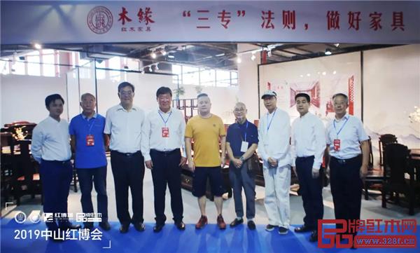 木緣紅木 中國林業產業聯合會副會長宋維明(左四)、國家林業和草原局森林資源管理司原副司長、國有林場GEF國家項目執行辦公室技術顧問張松丹(左三)、中山市大涌鎮鎮長賀修虎(右二)、中國高等教育家具設計專業創始人胡景初(右四)、中國紅木家具技術專家曹新民(左二)、教育部教學改革示范專業“家具設計與制造”專業帶頭人彭亮(右三)、華南農業大學博士生導師李凱夫(右一)、全聯藝術紅木家具專業委員會執行會長林偉華(左一)與木緣紅木董事長汪輝(左五)在木緣紅木展位前合影留念 木緣紅木 中國林業產業聯合會副會長宋維明(左四)、國家林業和草原局森林資源管理司原副司長、國有林場GEF國家項目執行辦公室技術顧問張松丹(左三)、中山市大涌鎮鎮長賀修虎(右二)、中國高等教育家具設計專業創始人胡景初(右四)、中國紅木家具技術專家曹新民(左二)、教育部教學改革示范專業“家具設計與制造”專業帶頭人彭亮(右三)、華南農業大學博士生導師李凱夫(右一)、全聯藝術紅木家具專業委員會執行會長林偉華(左一)與木緣紅木董事長汪輝(左五)在木緣紅木展位前合影留念