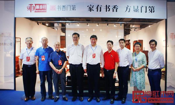 中國林業產業聯合會副會長、北京林業大學原校長宋維明(左五)、國家林業和草原局森林資源管理司原副司長、國有林場GEF國家項目執行辦公室技術顧問張松丹(左四)、中山市大涌鎮鎮長賀修虎(右三)、中國高等教育家具設計專業創始人胡景初(左三)、中國紅木家具技術專家曹新民(左二)、華南農業大學博士生導師李凱夫(左一)、華南農業大學研究生導師郭瓊(右二)、全聯藝術紅木家具專業委員會執行會長、弘木傳媒CEO林偉華(右一)與中山市順泰軒家具制造有限公司董事長劉勝長(右四)合影留念 中國林業產業聯合會副會長、北京林業大學原校長宋維明(左五)、國家林業和草原局森林資源管理司原副司長、國有林場GEF國家項目執行辦公室技術顧問張松丹(左四)、中山市大涌鎮鎮長賀修虎(右三)、中國高等教育家具設計專業創始人胡景初(左三)、中國紅木家具技術專家曹新民(左二)、華南農業大學博士生導師李凱夫(左一)、華南農業大學研究生導師郭瓊(右二)、全聯藝術紅木家具專業委員會執行會長、弘木傳媒CEO林偉華(右一)與中山市順泰軒家具制造有限公司董事長劉勝長(右四)合影留念