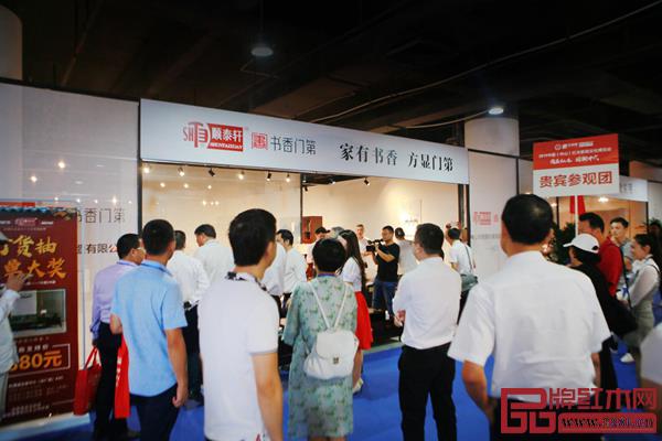 順泰軒·書香門第展位前門庭若市,前來參觀客商絡繹不絕 順泰軒·書香門第展位前門庭若市,前來參觀客商絡繹不絕