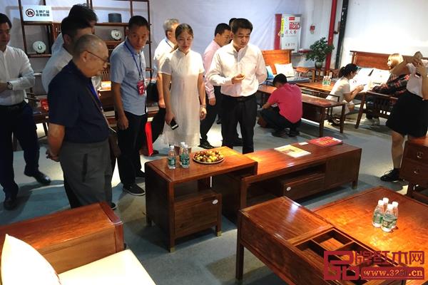 領導、專家來到龍博士展位,感受國潮中式的紅木家具魅力 領導、專家來到龍博士展位,感受國潮中式的紅木家具魅力