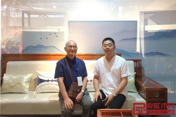 中國高等教育家具設計專業創始人胡景初(左一)品鑒、體驗龍博士家居的沙發,給予了極高的評價,并與龍博士董事長陳小華合影留念 中國高等教育家具設計專業創始人胡景初(左一)品鑒、體驗龍博士家居的沙發,給予了極高的評價,并與龍博士董事長陳小華合影留念