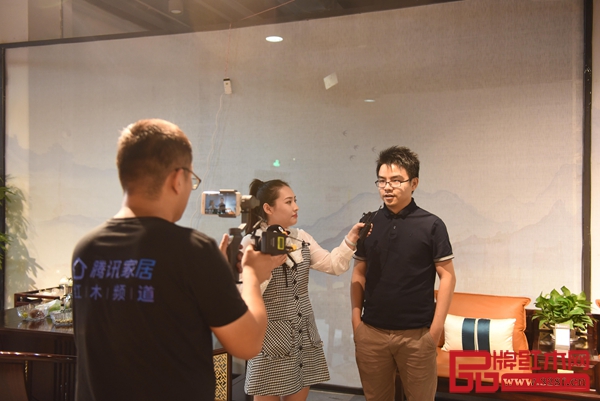 朗州·上乘總經理黃敏盛接受騰訊家居采訪,并介紹本次參展的優惠政策及產品設計理念、制作工藝等 朗州·上乘總經理黃敏盛接受騰訊家居采訪,并介紹本次參展的優惠政策及產品設計理念、制作工藝等