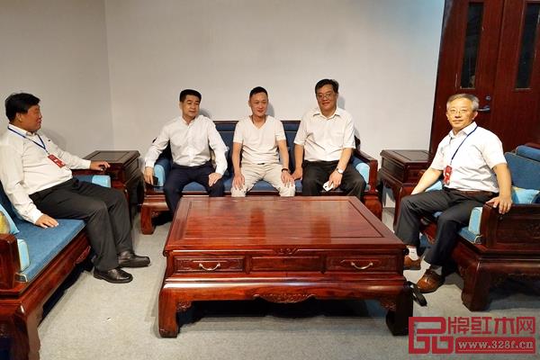 中國林業(yè)產(chǎn)業(yè)聯(lián)合會(huì)副會(huì)長(zhǎng)、北京林業(yè)大學(xué)原校長(zhǎng)宋維明(左一)、國家林業(yè)和草原局森林資源管理司原副司長(zhǎng)、國有林場(chǎng)GEF國家項(xiàng)目執(zhí)行辦公室技術(shù)顧問張松丹（右二）、中山市大涌鎮(zhèn)鎮(zhèn)長(zhǎng)賀修虎（左二）、華南農(nóng)業(yè)大學(xué)博士生導(dǎo)師李凱夫（右一）與古木印象董事長(zhǎng)周洪根（左三）合影留念