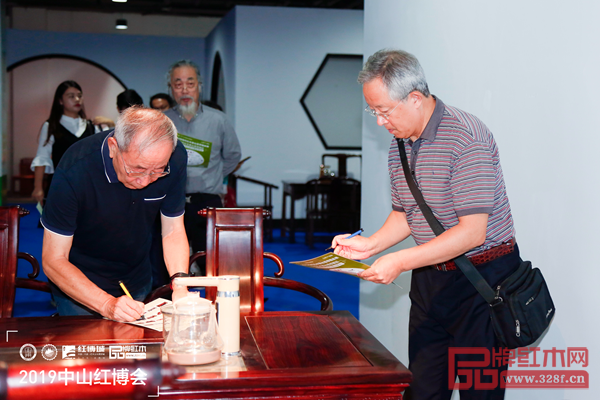 中國明式家具研究所原所長濮安國(左二)、中國紅木家具技術(shù)專家曹新民(左一)、華南農(nóng)業(yè)大學(xué)博士生導(dǎo)師李凱夫(右一)在為偉世鴻泰《和諧茶臺(tái)》現(xiàn)場(chǎng)打分,并給予高度評(píng)價(jià) 中國明式家具研究所原所長濮安國(左二)、中國紅木家具技術(shù)專家曹新民(左一)、華南農(nóng)業(yè)大學(xué)博士生導(dǎo)師李凱夫(右一)在為偉世鴻泰《和諧茶臺(tái)》現(xiàn)場(chǎng)打分,并給予高度評(píng)價(jià)