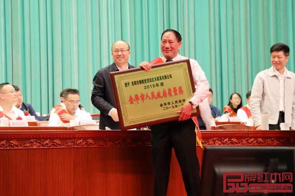 金華市委副書記、市長尹學(xué)群為御乾堂紅木授牌,董事長馬海軍接受獎牌 金華市委副書記、市長尹學(xué)群為御乾堂紅木授牌,董事長馬海軍接受獎牌
