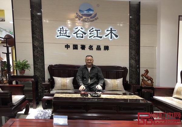 盤谷紅木董事長吳應華親自下專賣店指導開業工作 盤谷紅木董事長吳應華親自下專賣店指導開業工作
