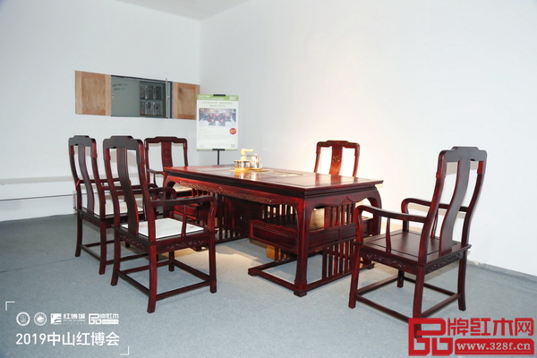 無名紅木《印尼黑酸枝·明韻茶臺》受到專家評審團高度評價 無名紅木《印尼黑酸枝·明韻茶臺》受到專家評審團高度評價