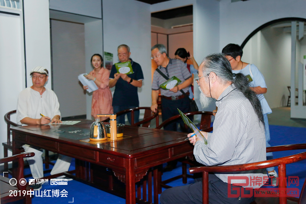 中國明式家具研究所原所長濮安國(右一)、中國紅木家具技術專家曹新民(左三)、華南農業大學博士生導師李凱夫(右二)、教育部教學改革示范專業“家具設計與制造”專業帶頭人彭亮(左一)在為《心如茶臺》現場打分,并給予了極高的評價 中國明式家具研究所原所長濮安國(右一)、中國紅木家具技術專家曹新民(左三)、華南農業大學博士生導師李凱夫(右二)、教育部教學改革示范專業“家具設計與制造”專業帶頭人彭亮(左一)在為《心如茶臺》現場打分,并給予了極高的評價
