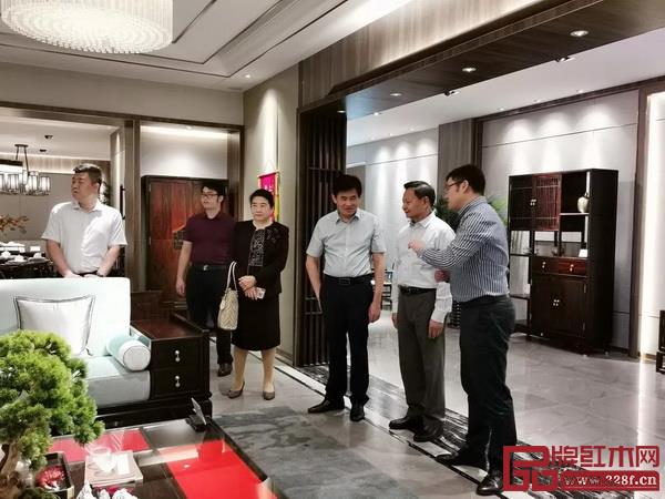 張崇和會長一行參觀了東成·文宋系列樣板展廳,對東成紅木在產(chǎn)品設(shè)計研發(fā)方面取得的成績表示了贊賞 張崇和會長一行參觀了東成·文宋系列樣板展廳,對東成紅木在產(chǎn)品設(shè)計研發(fā)方面取得的成績表示了贊賞