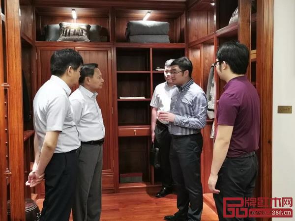 在全屋定制展區(qū)內(nèi),張崇和會長認真傾聽了東成紅木在全屋定制方面的服務(wù)體系 在全屋定制展區(qū)內(nèi),張崇和會長認真傾聽了東成紅木在全屋定制方面的服務(wù)體系