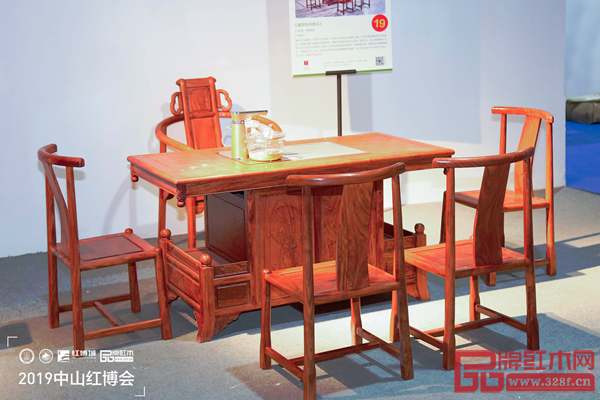 《盛世牡丹茶臺》采用刺猬紫檀為材,款型精巧,寓意美好 《盛世牡丹茶臺》采用刺猬紫檀為材,款型精巧,寓意美好