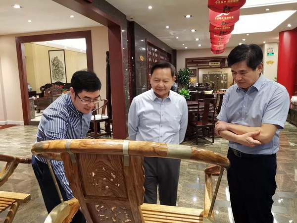 中國(guó)輕工業(yè)聯(lián)合會(huì)會(huì)長(zhǎng)張崇和贊譽(yù)東成紅木創(chuàng)新發(fā)展