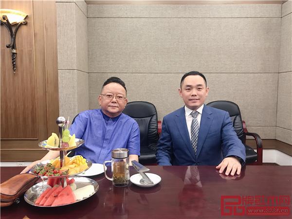 大成尚品品牌代言人、著名表演藝術家王剛老師與董事長黃秋奇（右）合影