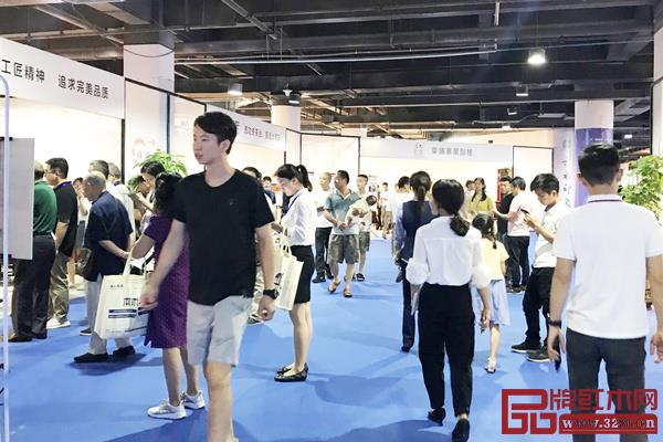 紅木行業未來的出路是企業如何給自己定好位,并根據這樣的定位來配置必要的資源和建設必要的能力(圖為第三屆新中式紅木展現場) 紅木行業未來的出路是企業如何給自己定好位,并根據這樣的定位來配置必要的資源和建設必要的能力(圖為第三屆新中式紅木展現場)