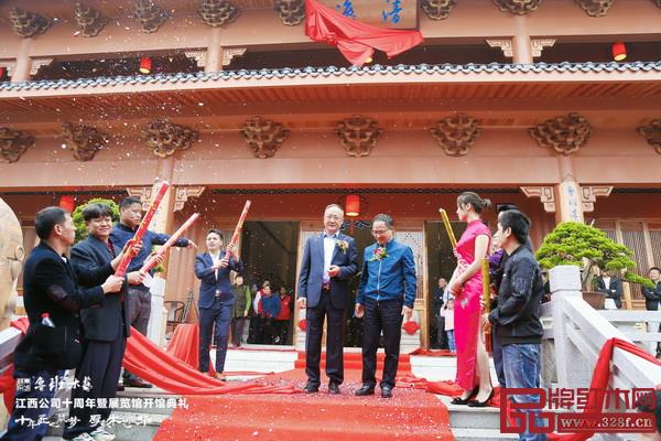 鄱陽縣人民政府縣長胡斌(右)與中國傳統工藝大師、魯班木藝董事長李愛金(左)共同進行魯班木藝江西公司十周年暨展覽館開館揭牌儀式 鄱陽縣人民政府縣長胡斌(右)與中國傳統工藝大師、魯班木藝董事長李愛金(左)共同進行魯班木藝江西公司十周年暨展覽館開館揭牌儀式