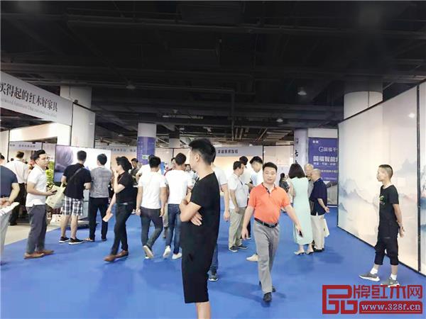 第三屆新中式紅木展吸引了一些有需求的經銷商、設計師、消費者等慕名而來,帶來了更多的流量和人氣 第三屆新中式紅木展吸引了一些有需求的經銷商、設計師、消費者等慕名而來,帶來了更多的流量和人氣