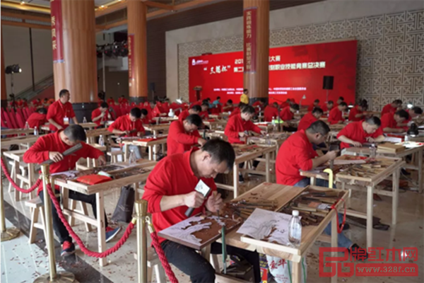 總決賽現(xiàn)場,匯聚各地雕刻精英,大師們?nèi)褙炞? alt=