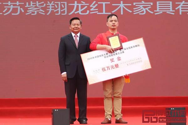 十二屆全國人大內務司法委員會委員、中央編辦原副主任、中國輕工業聯合會黨委書記、會長張崇和為獲得職工組“工匠之星?金獎”的選手頒獎 十二屆全國人大內務司法委員會委員、中央編辦原副主任、中國輕工業聯合會黨委書記、會長張崇和為獲得職工組“工匠之星?金獎”的選手頒獎