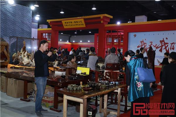 展會現場熱鬧非凡 展會現場熱鬧非凡