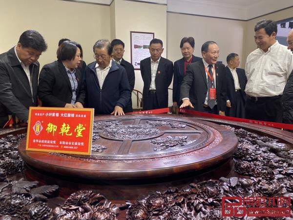 全國政協人口資源環境委員會原主任、國家林業局原局長、中國林業產業聯合會會長賈治邦(上圖1左三),浙江省人大常委會原黨組副書記、副主任程渭山(上圖2右二),中國林業產業聯合會副會長兼秘書長王滿(上圖1右一,上圖2左四)等領導在東陽市委書記傅顯民(上圖2右一)、政協主席卜亞男(上圖2左二)的陪同下參觀博覽會參展品牌(御乾堂紅木)作品 全國政協人口資源環境委員會原主任、國家林業局原局長、中國林業產業聯合會會長賈治邦(上圖1左三),浙江省人大常委會原黨組副書記、副主任程渭山(上圖2右二),中國林業產業聯合會副會長兼秘書長王滿(上圖1右一,上圖2左四)等領導在東陽市委書記傅顯民(上圖2右一)、政協主席卜亞男(上圖2左二)的陪同下參觀博覽會參展品牌(御乾堂紅木)作品