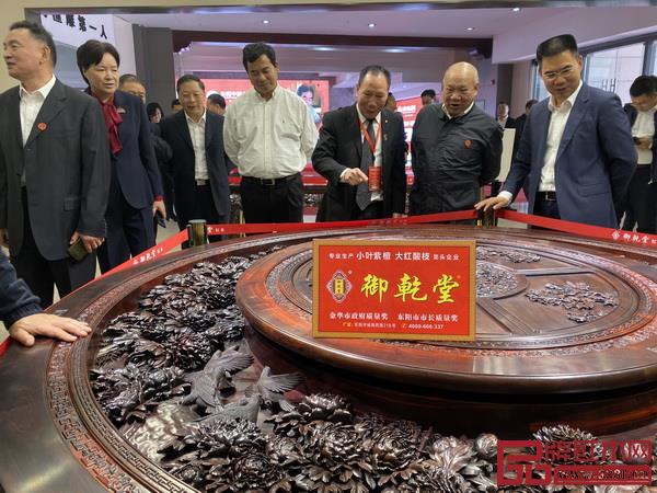 全國政協人口資源環境委員會原主任、國家林業局原局長、中國林業產業聯合會會長賈治邦(上圖1左三),浙江省人大常委會原黨組副書記、副主任程渭山(上圖2右二),中國林業產業聯合會副會長兼秘書長王滿(上圖1右一,上圖2左四)等領導在東陽市委書記傅顯民(上圖2右一)、政協主席卜亞男(上圖2左二)的陪同下參觀博覽會參展品牌(御乾堂紅木)作品 全國政協人口資源環境委員會原主任、國家林業局原局長、中國林業產業聯合會會長賈治邦(上圖1左三),浙江省人大常委會原黨組副書記、副主任程渭山(上圖2右二),中國林業產業聯合會副會長兼秘書長王滿(上圖1右一,上圖2左四)等領導在東陽市委書記傅顯民(上圖2右一)、政協主席卜亞男(上圖2左二)的陪同下參觀博覽會參展品牌(御乾堂紅木)作品