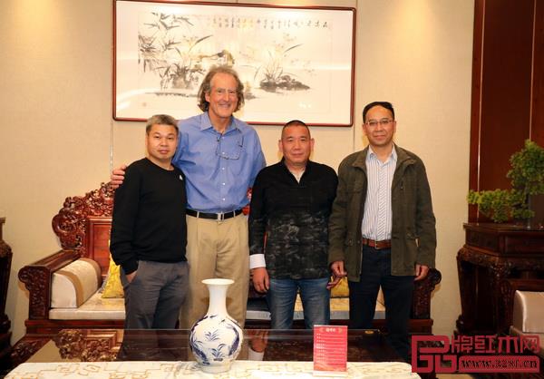 諾貝爾生理學或醫學獎獲得者克雷格·梅洛教授(左二),華中科技大學控制科學與工程系教授、博士生導師潘林強(右一),中南民族大學化學與材料科學學院金士威教授(左一)與華廈·大不同董事長陳田華合影留念.jpg 諾貝爾生理學或醫學獎獲得者克雷格·梅洛教授(左二),華中科技大學控制科學與工程系教授、博士生導師潘林強(右一),中南民族大學化學與材料科學學院金士威教授(左一)與華廈·大不同董事長陳田華合影留念.jpg
