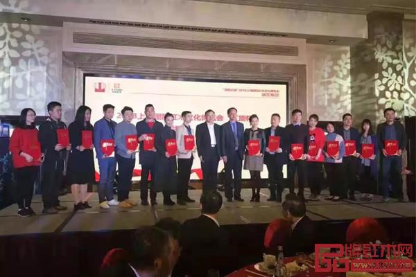 家寶紅木總經理楊梓煒代表公司上臺領獎（左六）