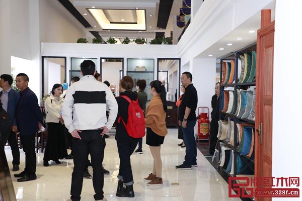 經銷商參觀恒達木業新展廳,贊不絕口 經銷商參觀恒達木業新展廳,贊不絕口