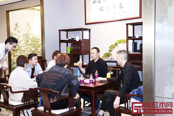 經銷商參觀恒達木業新展廳,贊不絕口 經銷商參觀恒達木業新展廳,贊不絕口