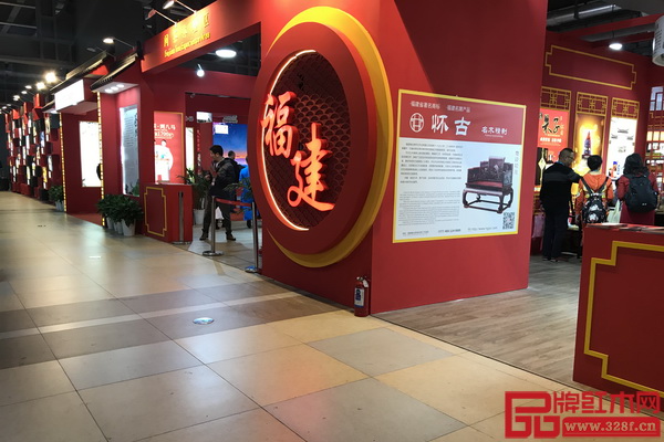 懷古紅木作為福建館的重點名片,現場吸引了眾多嘉賓駐足品鑒 懷古紅木作為福建館的重點名片,現場吸引了眾多嘉賓駐足品鑒