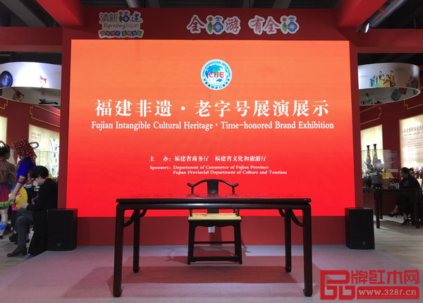 仙游懷古紅木代表“仙作紅木品牌”攜多款大師級(jí)典藏家具亮相進(jìn)博會(huì) 仙游懷古紅木代表“仙作紅木品牌”攜多款大師級(jí)典藏家具亮相進(jìn)博會(huì)