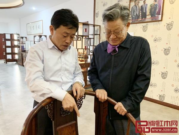聯合國前副秘書長沙祖康(右)帶隊一行蒞臨雅晟紅木參觀指導,雅晟紅木董事長馮日成(左)熱情接待 聯合國前副秘書長沙祖康(右)帶隊一行蒞臨雅晟紅木參觀指導,雅晟紅木董事長馮日成(左)熱情接待