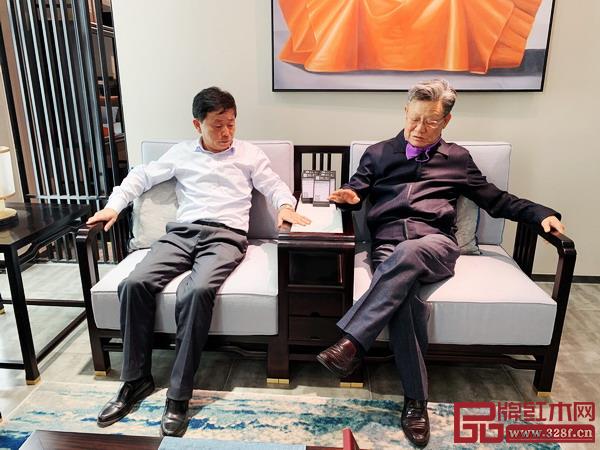聯合國前副秘書長沙祖康(右)體驗新中式品牌檀一系列產品舒適度,與雅晟紅木董事長馮日成(左)親切交談 聯合國前副秘書長沙祖康(右)體驗新中式品牌檀一系列產品舒適度,與雅晟紅木董事長馮日成(左)親切交談
