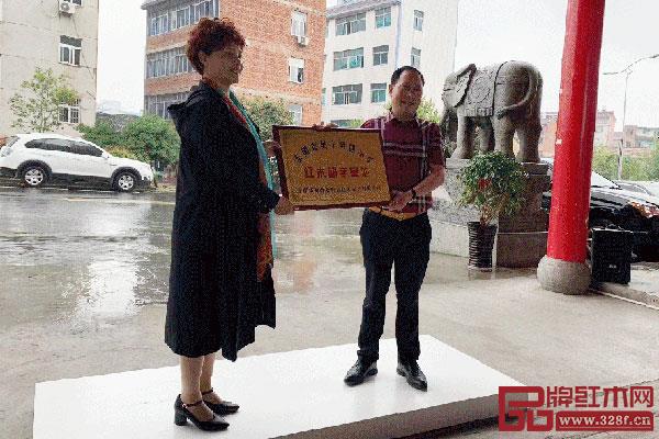 御乾堂紅木成為東陽市吳寧鎮(zhèn)第四小學(xué)“紅木研學(xué)基地” 御乾堂紅木成為東陽市吳寧鎮(zhèn)第四小學(xué)“紅木研學(xué)基地”