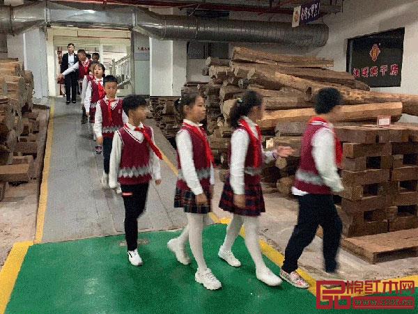 吳寧鎮(zhèn)第四小學(xué)的師生們走進(jìn)御乾堂紅木生產(chǎn)車間,親臨其境領(lǐng)略紅木家具制造魅力 吳寧鎮(zhèn)第四小學(xué)的師生們走進(jìn)御乾堂紅木生產(chǎn)車間,親臨其境領(lǐng)略紅木家具制造魅力