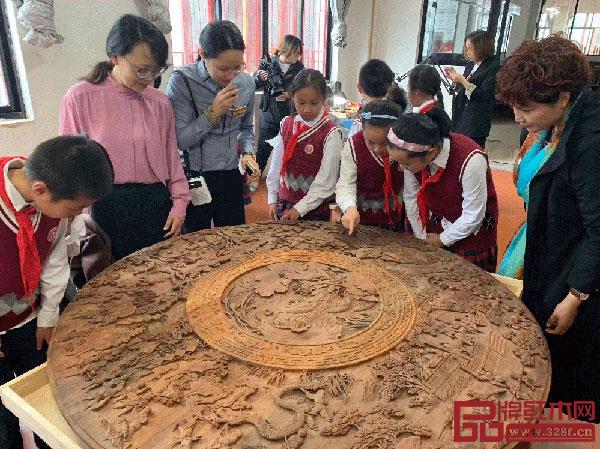 吳寧鎮(zhèn)第四小學(xué)的師生們走進(jìn)御乾堂紅木生產(chǎn)車間,親臨其境領(lǐng)略紅木家具制造魅力 吳寧鎮(zhèn)第四小學(xué)的師生們走進(jìn)御乾堂紅木生產(chǎn)車間,親臨其境領(lǐng)略紅木家具制造魅力