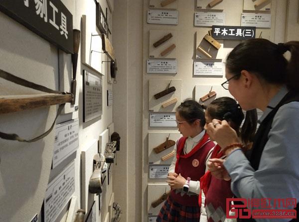 吳寧鎮(zhèn)第四小學(xué)的師生們參觀御乾堂紅木榫卯家具陳列館 吳寧鎮(zhèn)第四小學(xué)的師生們參觀御乾堂紅木榫卯家具陳列館