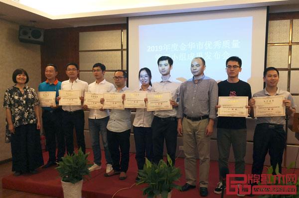 御乾堂紅木設計中心負責人、“乾豐”隊QC小組副組長劉云文(左五)上臺領獎 御乾堂紅木設計中心負責人、“乾豐”隊QC小組副組長劉云文(左五)上臺領獎
