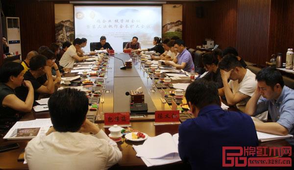 “穩企業 提管理會議暨第三次執行會長擴大會議”在御乾堂紅木召開 “穩企業 提管理會議暨第三次執行會長擴大會議”在御乾堂紅木召開