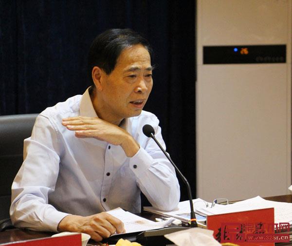 浙江省紅木產業協會黨支部書記、秘書長張光品在會議上解答“新時代背景下,紅木家具企業如何進行管理升級” 浙江省紅木產業協會黨支部書記、秘書長張光品在會議上解答“新時代背景下,紅木家具企業如何進行管理升級”