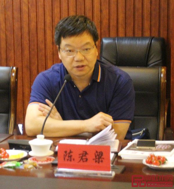 東陽市市場監督管理局總工程師陳君梁在講話時肯定了御乾堂紅木在企業管理改革上的成績 東陽市市場監督管理局總工程師陳君梁在講話時肯定了御乾堂紅木在企業管理改革上的成績