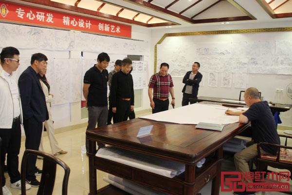 在御乾堂紅木董事長馬海軍的陪同下,各參會人員率先參觀了御乾堂紅木工廠,深入了解企業的優勢管理 在御乾堂紅木董事長馬海軍的陪同下,各參會人員率先參觀了御乾堂紅木工廠,深入了解企業的優勢管理